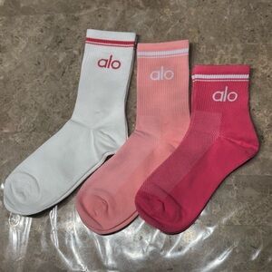 New Women’s Alo Socks
New with tags in its packaging 
3 pairs 
Fits sizes 6-11